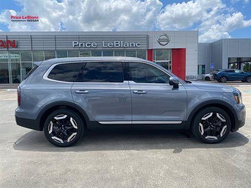 Used 2024 Kia Telluride EX w/ EX Captain's Chair Package FWD image 8