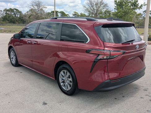 Used 2022 Toyota Sienna XLE FWD image 6