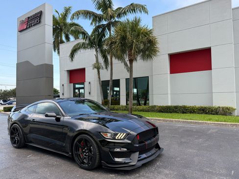Used 2017 Ford Mustang Shelby GT350R w/ GT350R Equipment Group 920A RWD image 1