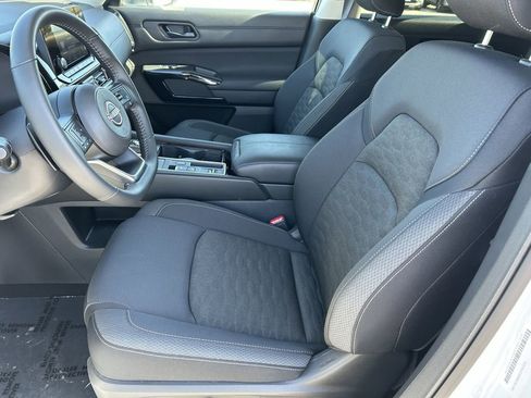 Used 2025 Nissan Pathfinder SV w/ SV Premium Package image 16