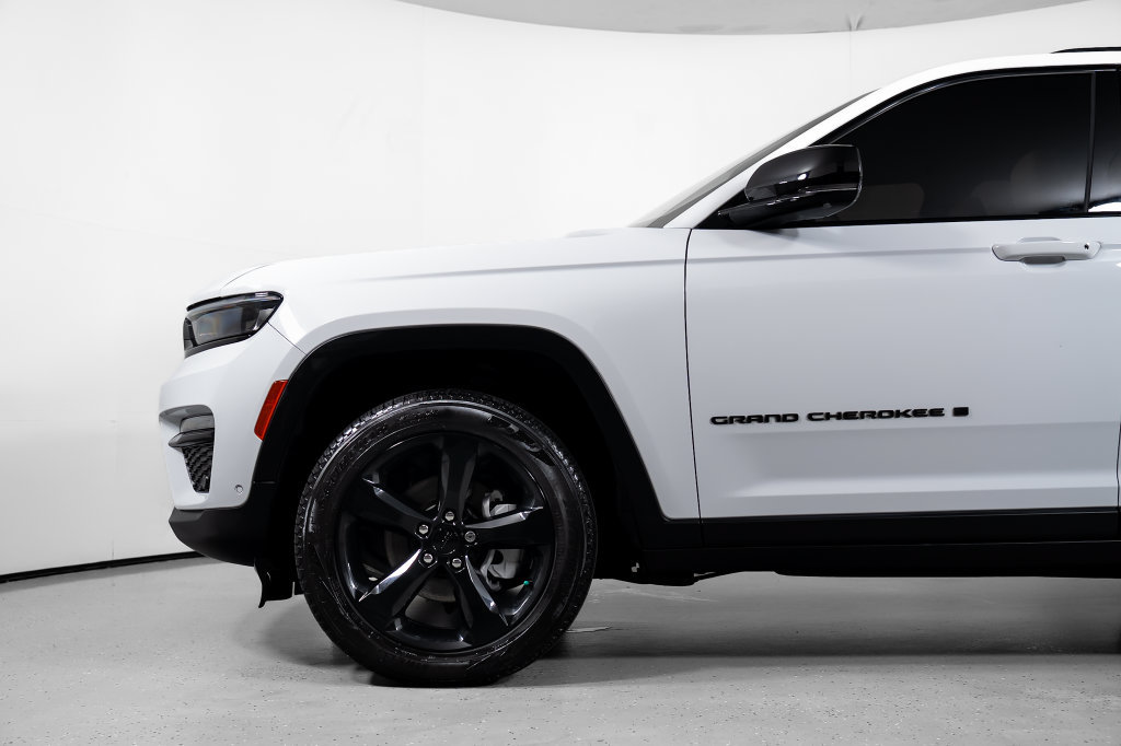 Used 2023 Jeep Grand Cherokee Limited w/ Luxury Tech Group II RWD image 14