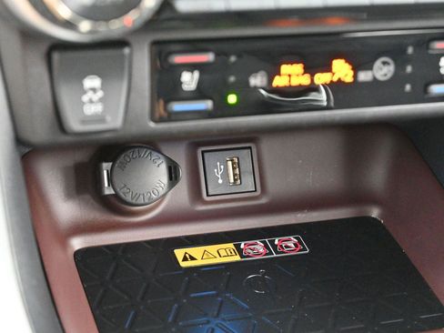 Used 2025 Toyota RAV4 Limited w/ Advanced Technology Package FWD image 28