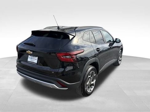 Used 2025 Chevrolet Trax LT w/ LT Convenience Package image 2