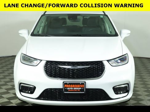 Used 2022 Chrysler Pacifica Touring-L image 11