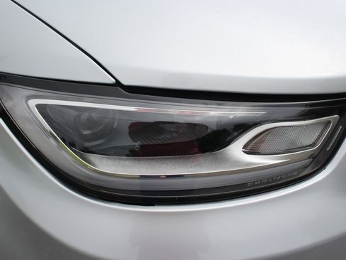 Used 2024 Chrysler Pacifica Select image 15