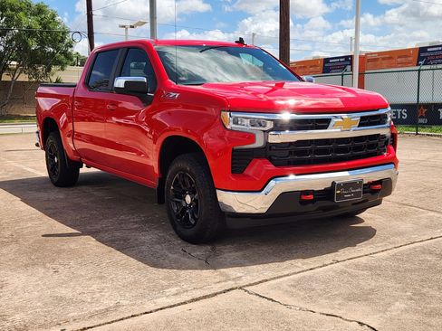 Used 2024 Chevrolet Silverado 1500 LT w/ Z71 Off-Road Package AWD/4WD image 4