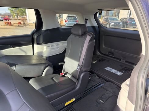 Used 2024 Kia Carnival LX image 16