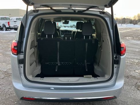 Used 2024 Chrysler Pacifica Touring-L image 23