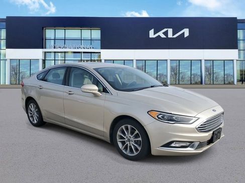 Used 2017 Ford Fusion SE w/ Fusion SE Technology Package image 2