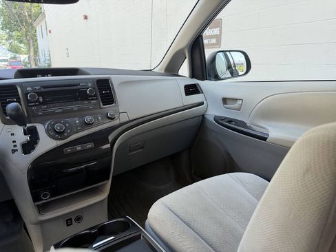 Used 2011 Toyota Sienna LE w/ Towing Pkg FWD image 24