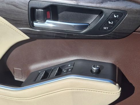 Used 2021 Toyota Highlander Limited FWD image 13
