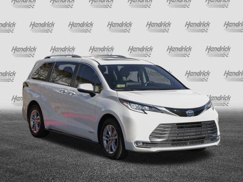 Used 2021 Toyota Sienna Limited image 2