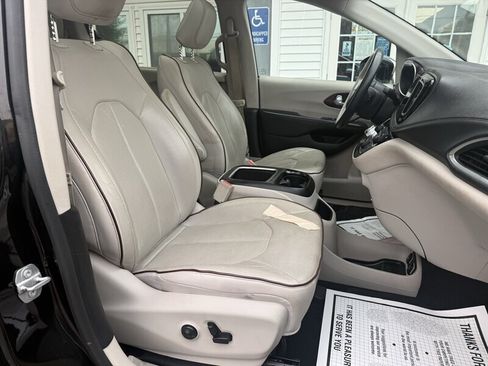 Used 2017 Chrysler Pacifica Limited FWD image 18