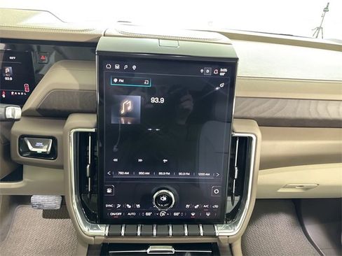 Used 2025 GMC Yukon Denali w/ Sun & Power Step Package image 39