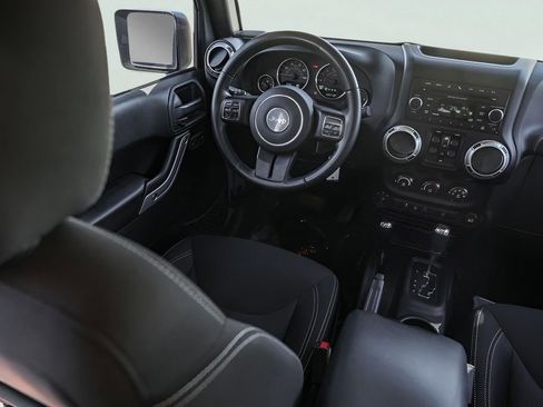 Used 2015 Jeep Wrangler Unlimited Sahara w/ Connectivity Group AWD/4WD image 26