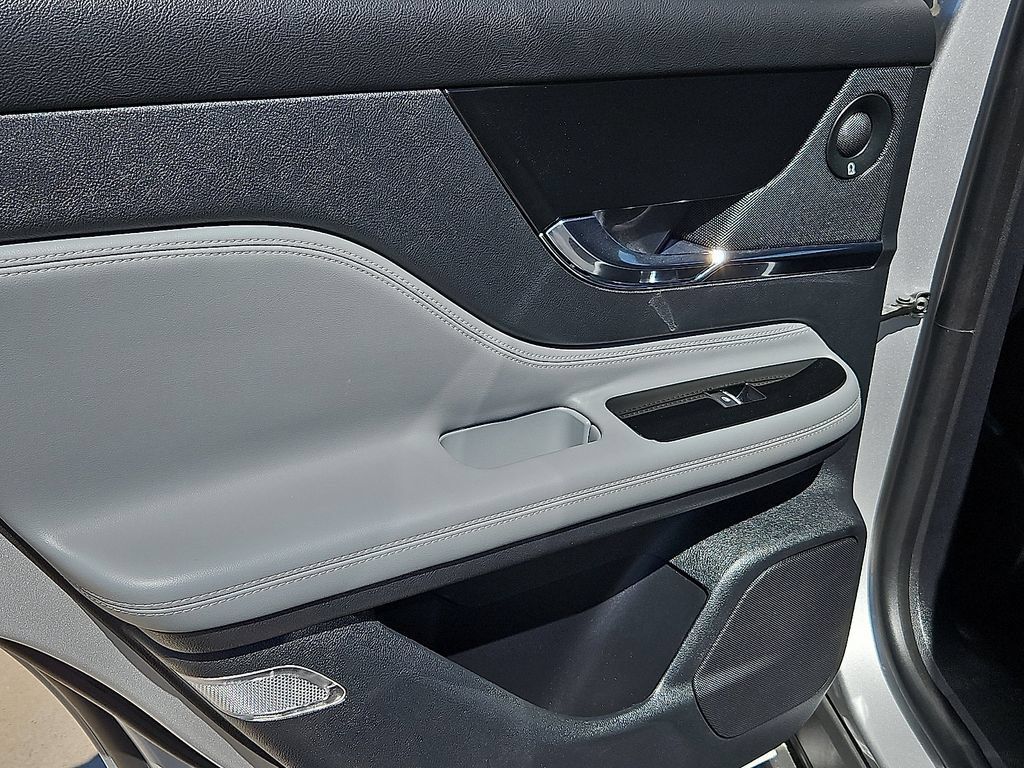 Used 2020 Lincoln Corsair Reserve w/ Appearance Package FWD image 14
