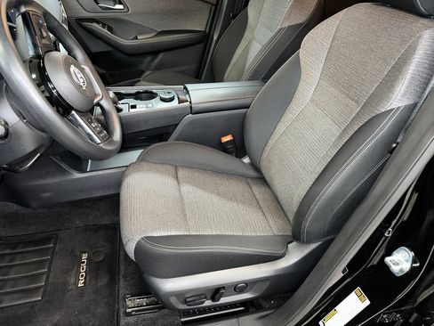 Used 2023 Nissan Rogue SV image 5