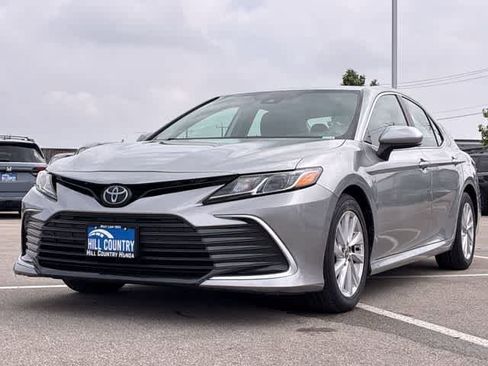 Used 2022 Toyota Camry LE FWD image 11