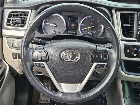 Used 2017 Toyota Highlander XLE image 11