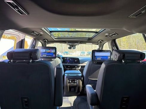 Certified 2025 Chevrolet Suburban Premier image 29