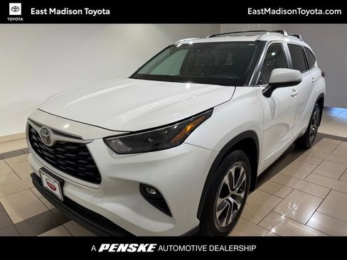 Used 2023 Toyota Highlander XLE AWD/4WD image 1