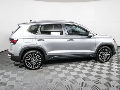 Certified 2025 Volkswagen Taos SE w/ Panoramic Sunroof Package FWD image 3