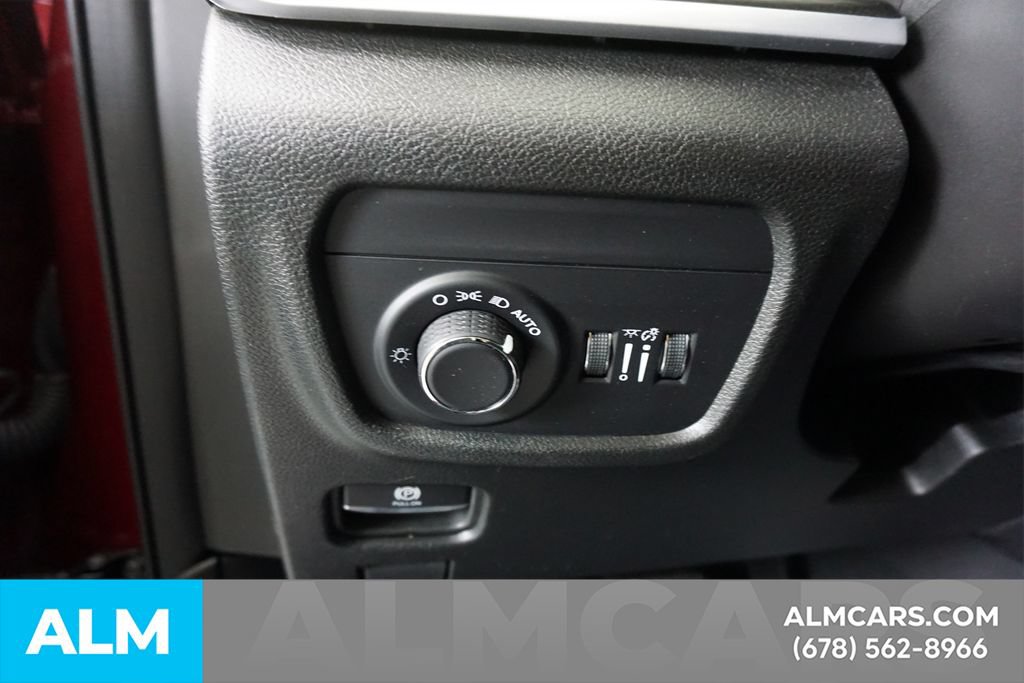 Used 2025 Jeep Grand Cherokee Altitude AWD/4WD image 32