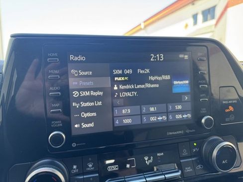 Used 2022 Toyota Highlander LE image 3