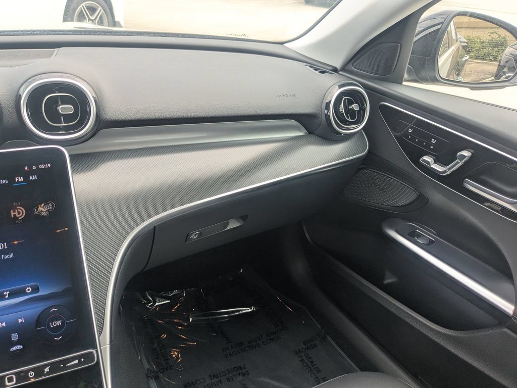 Used 2025 Mercedes-Benz C 300 4MATIC Sedan image 4