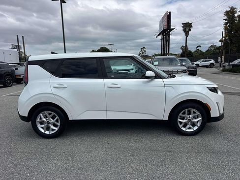 Used 2025 Kia Soul LX w/ LX Technology Package FWD image 2