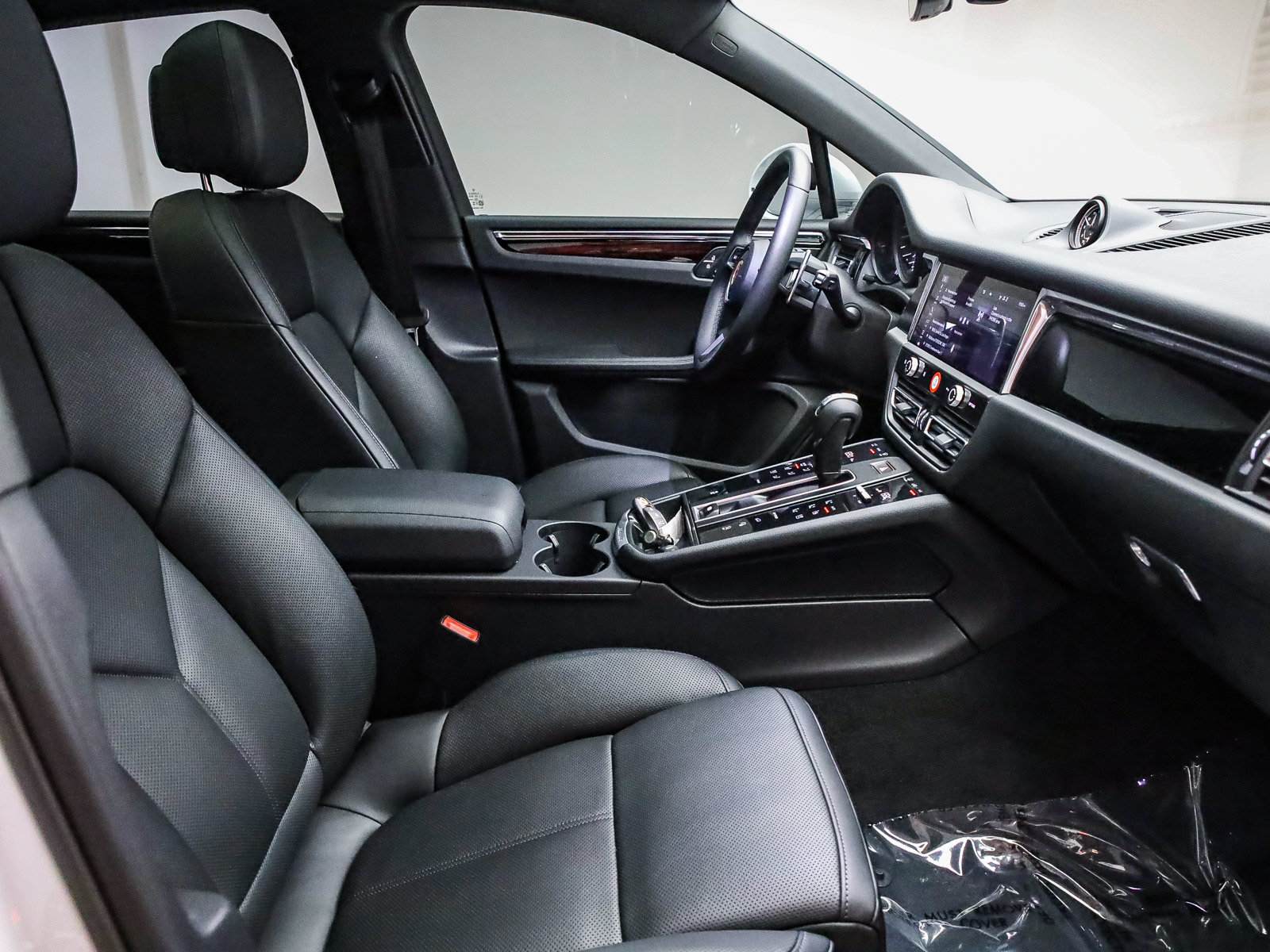 Certified 2026 Porsche Macan AWD/4WD image 18