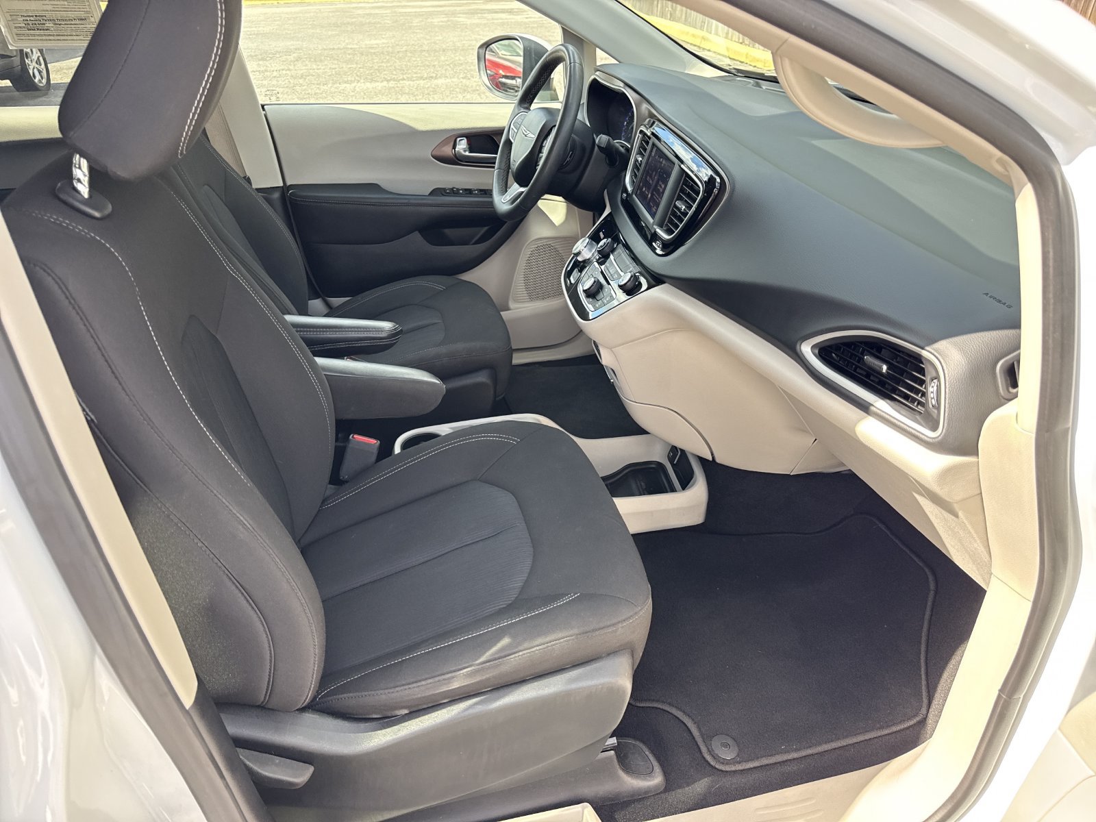 Used 2023 Chrysler Voyager LX FWD image 31