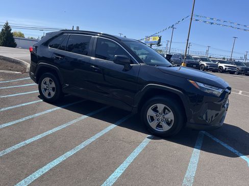 Used 2024 Toyota RAV4 LE AWD/4WD image 7