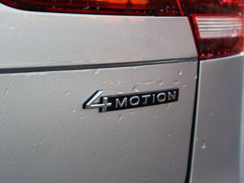 Used 2022 Volkswagen Tiguan SE w/ Panoramic Sunroof Package image 10