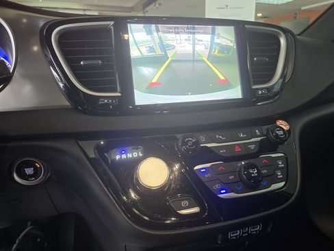 Used 2025 Chrysler Pacifica Select FWD image 24