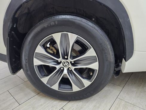 Used 2021 Toyota Highlander XLE FWD image 42