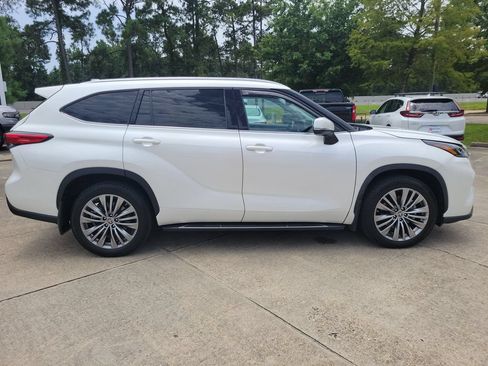 Used 2021 Toyota Highlander Platinum FWD image 8