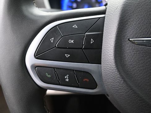 Used 2023 Chrysler Pacifica Touring-L FWD image 19