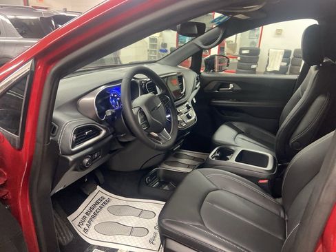 New 2026 Chrysler Pacifica Select image 6