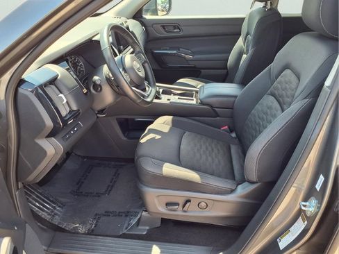 Used 2025 Nissan Pathfinder SV FWD image 21