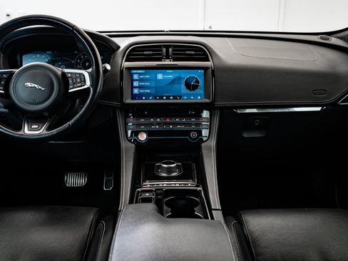 Used 2020 Jaguar F-PACE S image 31