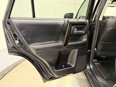 Used 2018 Toyota 4Runner TRD Off-Road Premium image 39