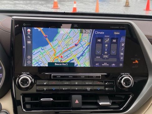 Certified 2022 Toyota Highlander Platinum image 18