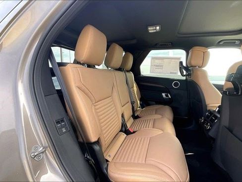 New 2026 Land Rover Discovery Dynamic SE image 11