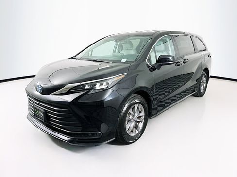 Used 2024 Toyota Sienna LE image 3