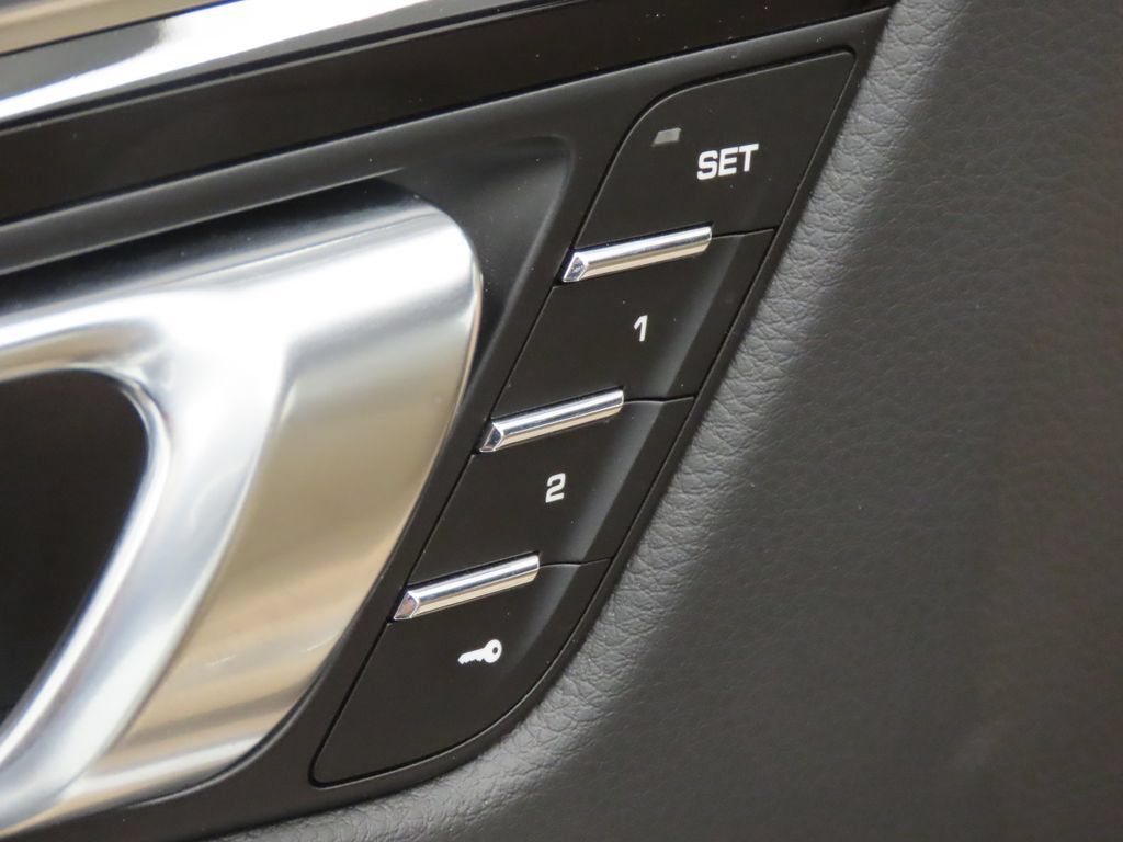 Certified 2026 Porsche Macan AWD/4WD image 36
