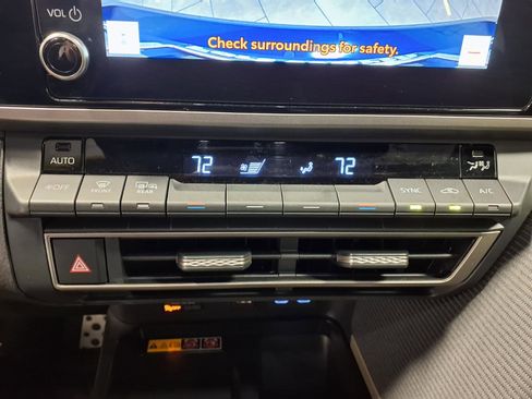 Used 2025 Toyota Camry SE w/ Convenience Package image 14