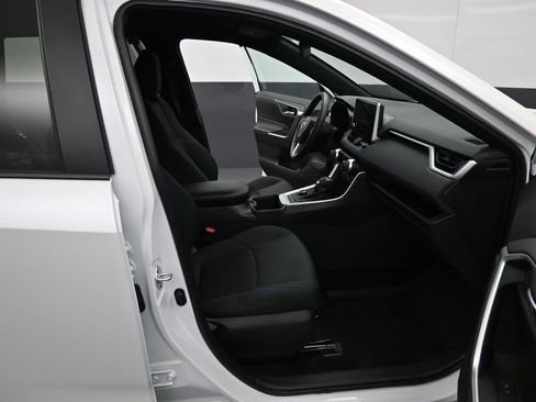 Certified 2025 Toyota RAV4 SE image 32