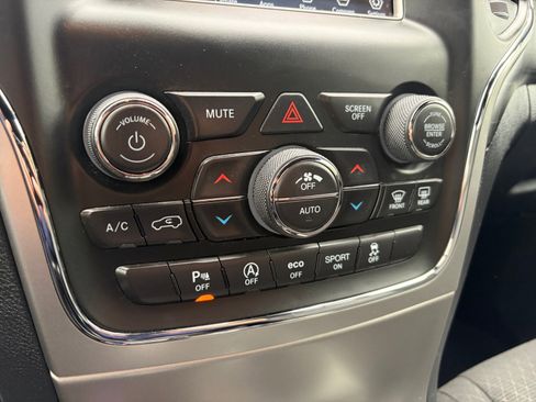 Used 2019 Jeep Grand Cherokee Laredo AWD/4WD image 33