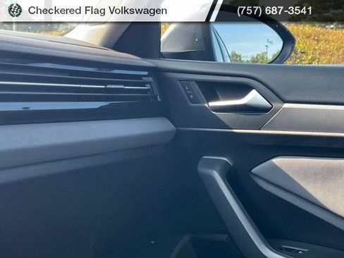 Used 2025 Volkswagen Jetta SE FWD image 33